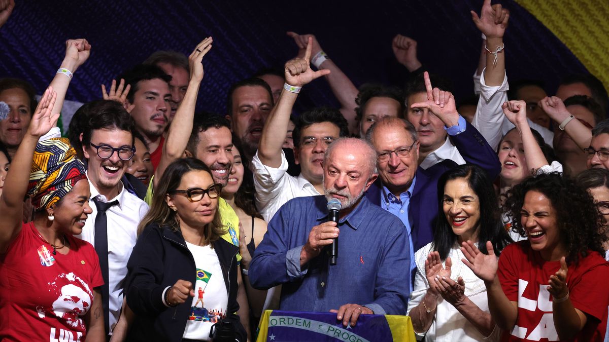 Luiz Inacio Lula da Silva (3-R) 