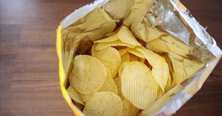 Dlaczego torebka chipsów jest w połowie pusta?