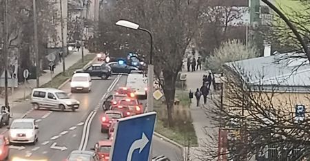 Akcja antyterrorystów na środku ulicy. Wśród pasażerów zatrzymanego auta poszukiwany mężczyzna