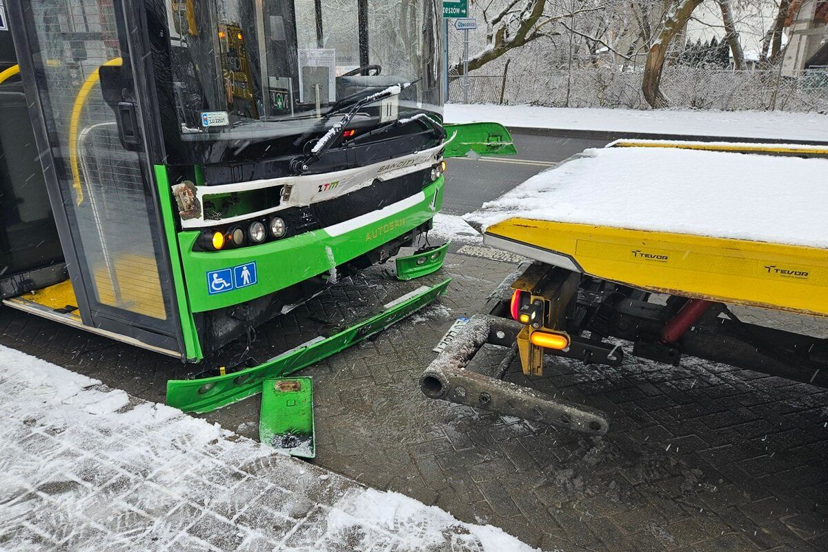 Autobus MPK Lublin uderzył w tył autolawety na al. Warszawskiej