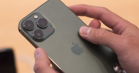 Sięgasz po iPhone'a, a tu reklamy. Apple zwęszył nowy biznes