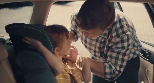 Nest Bank reklamuje kredyt z zerowym oprocentowaniem na fotelik samochodowy dla dzieci (wideo)