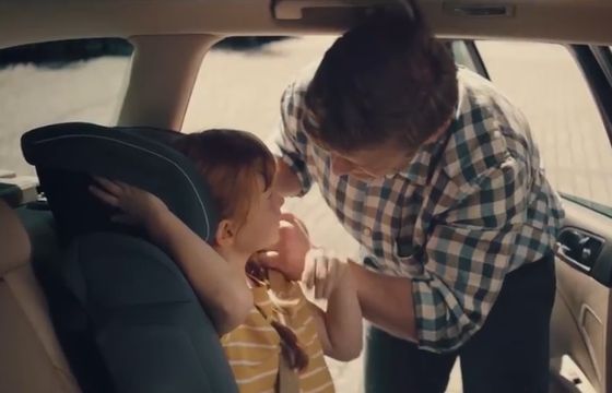 Nest Bank reklamuje kredyt z zerowym oprocentowaniem na fotelik samochodowy dla dzieci (wideo)