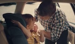 Nest Bank reklamuje kredyt z zerowym oprocentowaniem na fotelik samochodowy dla dzieci (wideo)