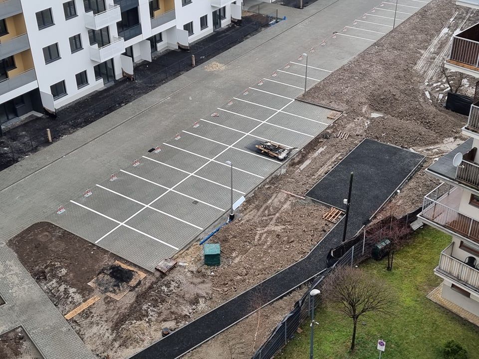 Patodeweloperka w Krakowie. Podwójne miejsca parkingowe