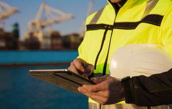 Szukają rąk do pracy. Zarobki do 13 tys. zł miesięcznie