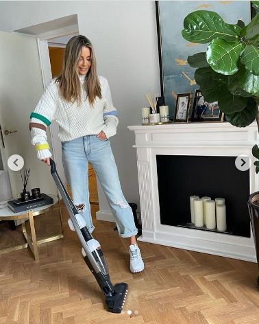 Małgorzata Rozenek odkurza czystą podłogę