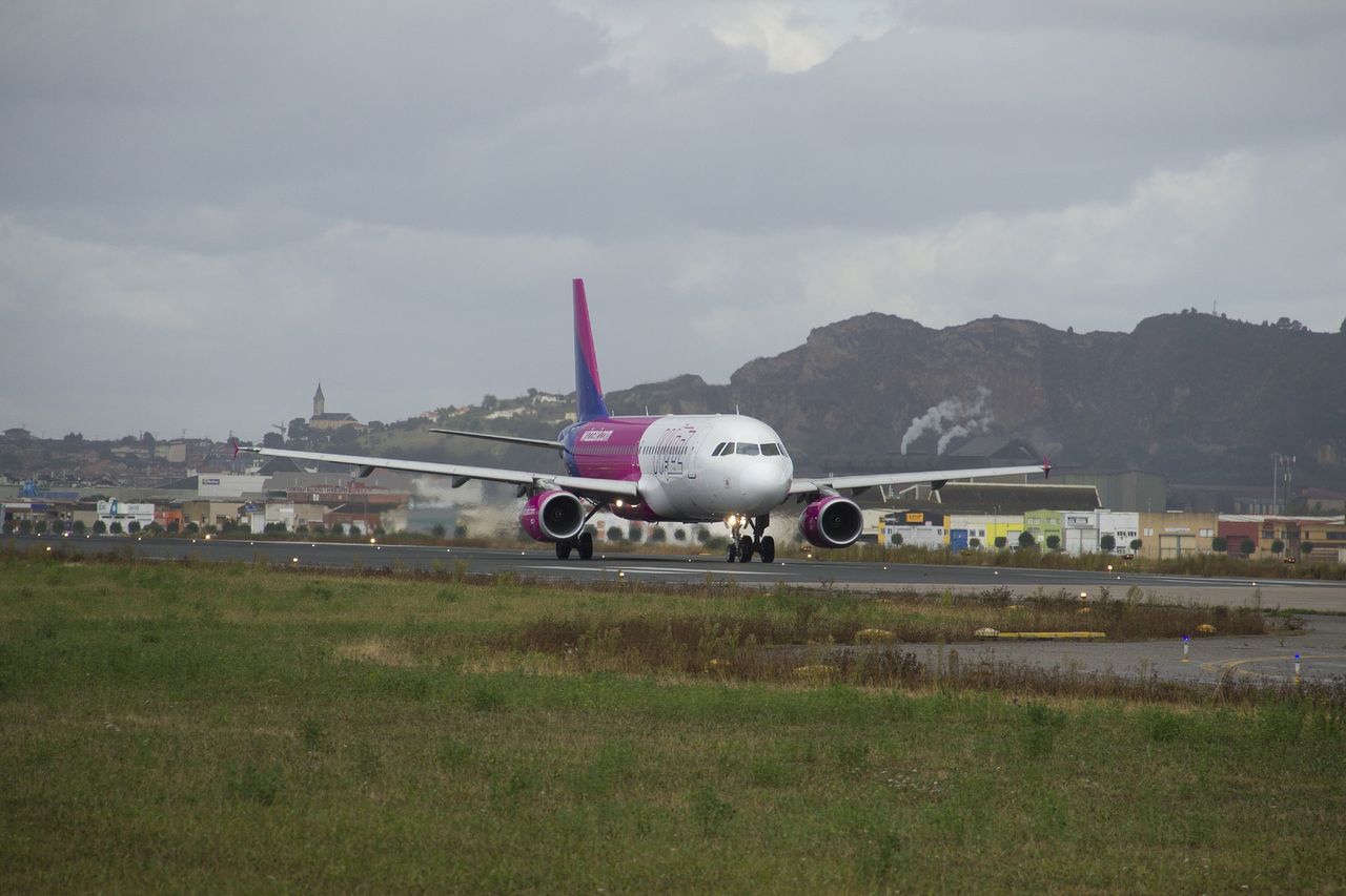 Wizz Air wznowił loty do Wielkiej Brytanii. Przekonuje, że nie narusza przepisów