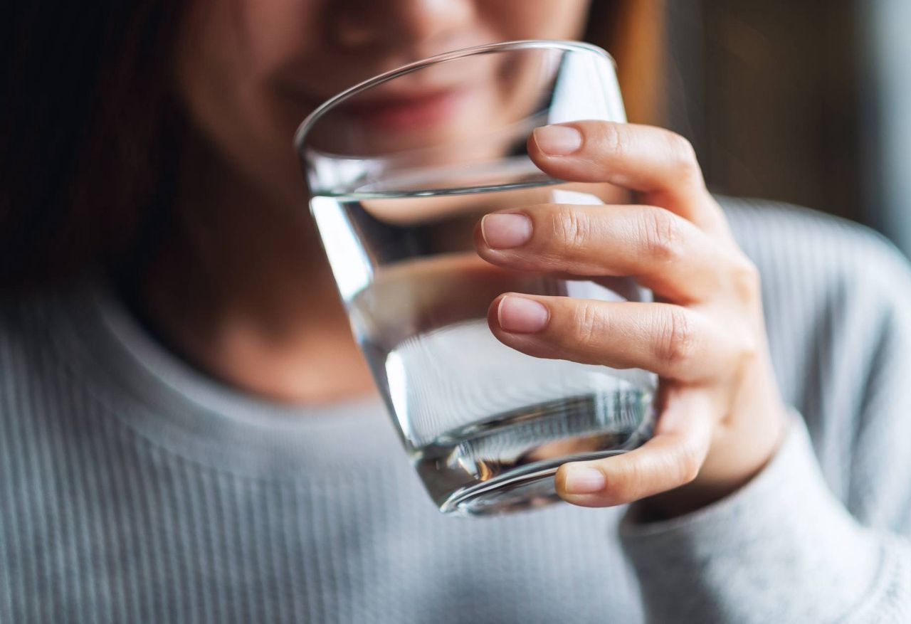 Lekarka ostrzega przed nadmiernym piciem wody. Podaje bezpieczną ilość