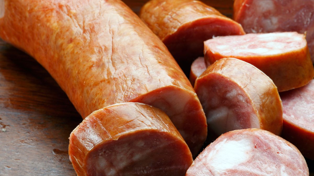 Czym jest biały nalot na kiełbasie? 