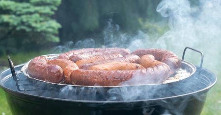Kiełbasy z grilla nie smakują zbyt dobrze? To może być wina ich składu. Lepiej uważnie go przeczytaj