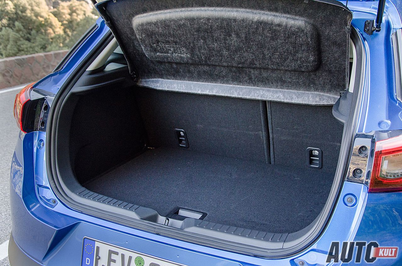 Bagażnik ma 350 litrów pojemności, czyli dokładnie tyle co Fiat 500X czy MINI Countryman. Pod podłogą znajduje się jeszcze spora przestrzeń (sprawdź na zdjęciach w galerii).