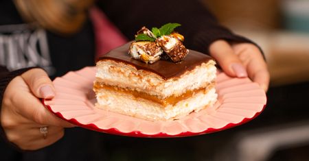 Ciasto Maxi King bez pieczenia będzie idealne do kawy. Przepis na dużą blaszkę