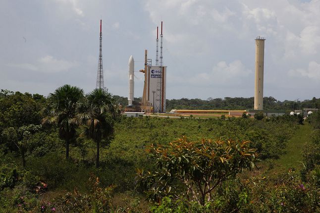 Guiana Space Center - raketa Ariane 5 na odpalovací rampě