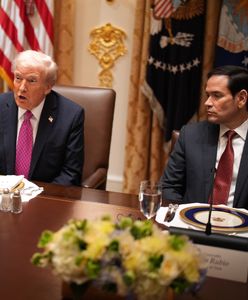 Nagle na sali rozległ się śmiech. "Tak myślałem"