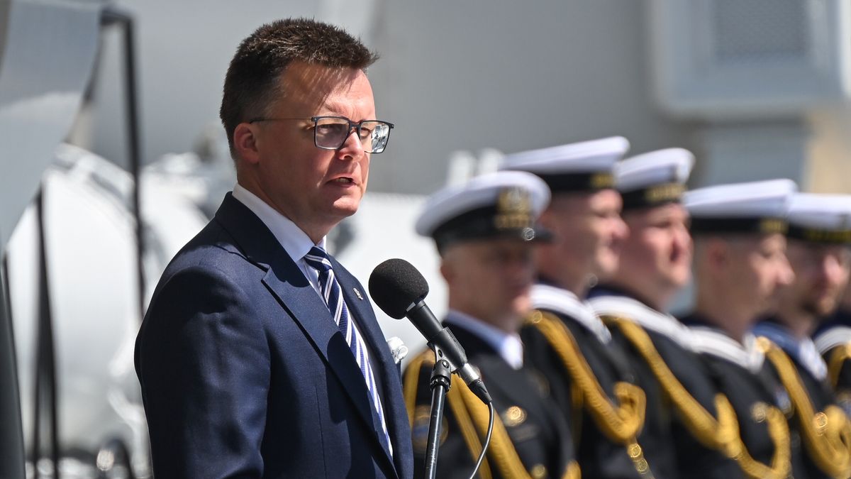 Gdynia, 29.05.2025. Marszałek Sejmu Szymon Hołownia podczas uroczystości z okazji Dnia Weterana Działań Poza Granicami Państwa, 29 bm. na Okręcie ORP Błyskawica na skwerze Kościuszki w Gdyni. (amb) PAP/Adam Warżawa