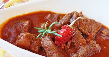Dodaj 3 łyżki do mięsa w sosie lub gulaszu, a zmięknie w mig. Będzie dosłownie rozpływać się w ustach