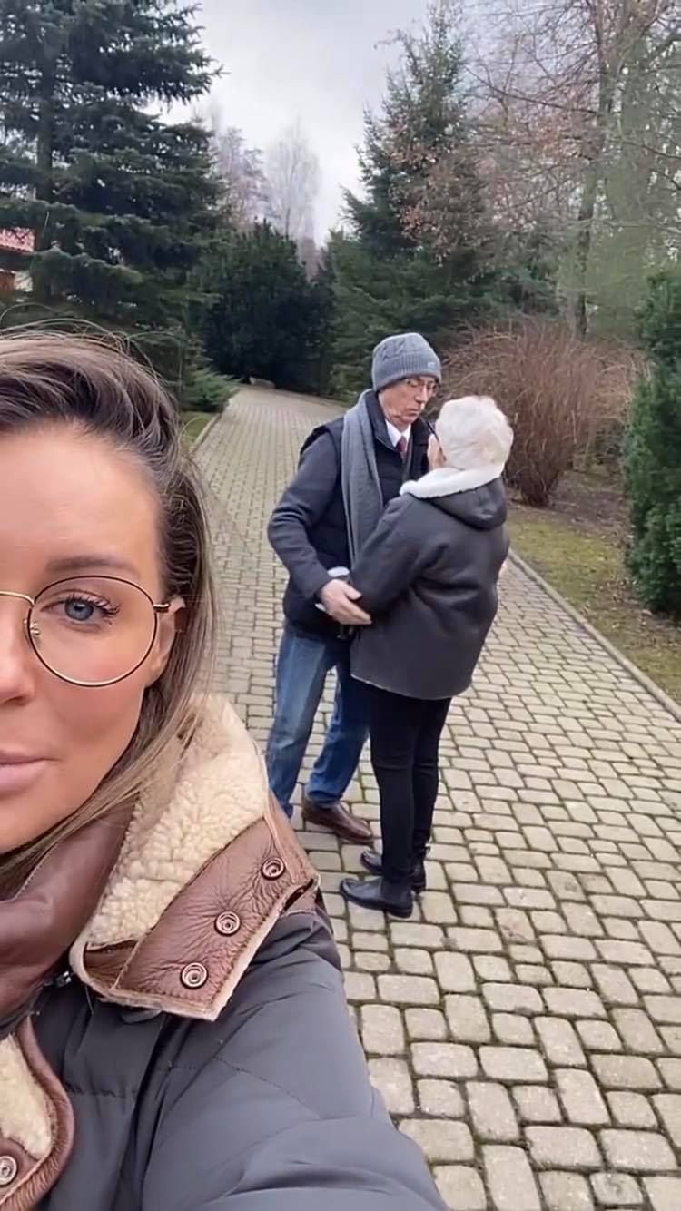 Małgorzata Rozenek i Radosław Majdan na spacerze z dziećmi i rodzicami