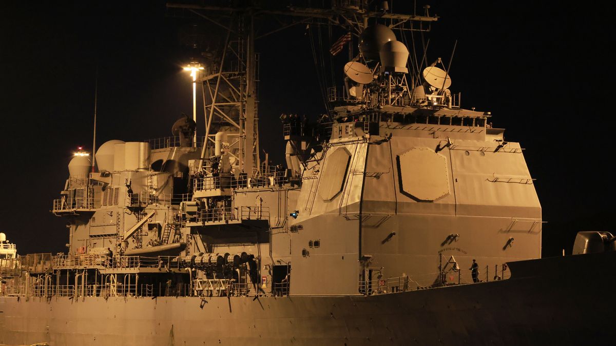 The USS Lake Erie (CG-70) during the US military deployment in the Caribbean, passing through the Pedro Miguel locks on the Panama Canal in Panama City, Panama, 29 August 2025. EPA/Bienvenido Velasco Dostawca: PAP/EPA.