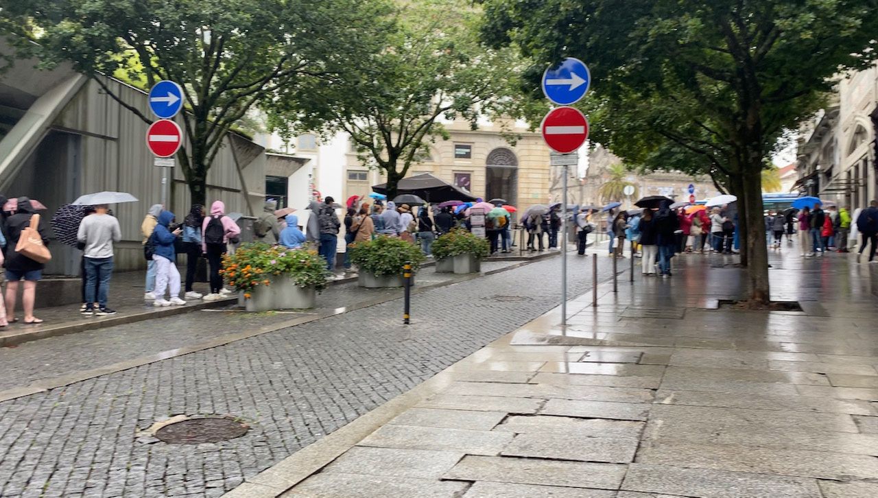 Kolejka do księgarni była bardzo długa