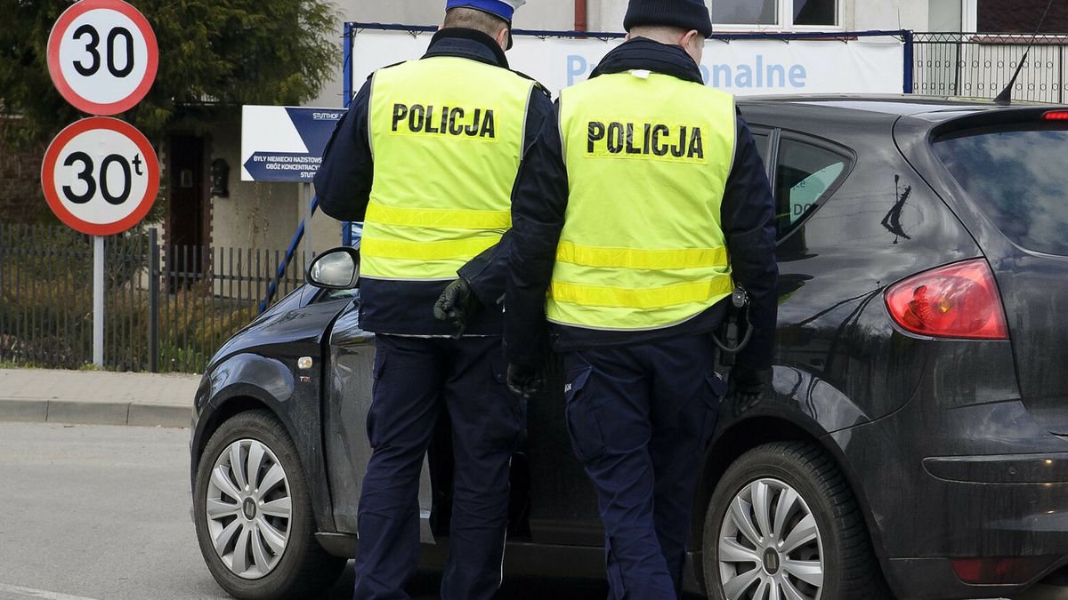 Mierzeja Wi?lana zamkni?ta dla turyst�w04.04.2020 Rybina . Wspolna kontrola drogowa zolnierzy i policjantow na DW 502  . Podrozujacy na Mierzeje Wislana pytani sa o cel podrozy , jezeli jest on inny niz dopuszczony w zaostrzonych przepisach epidemiologicznych , kierowcy sa zawracani   Fot. Stanislaw Bielski/REPORTERSTANISLAW BIELSKI/REPORTER