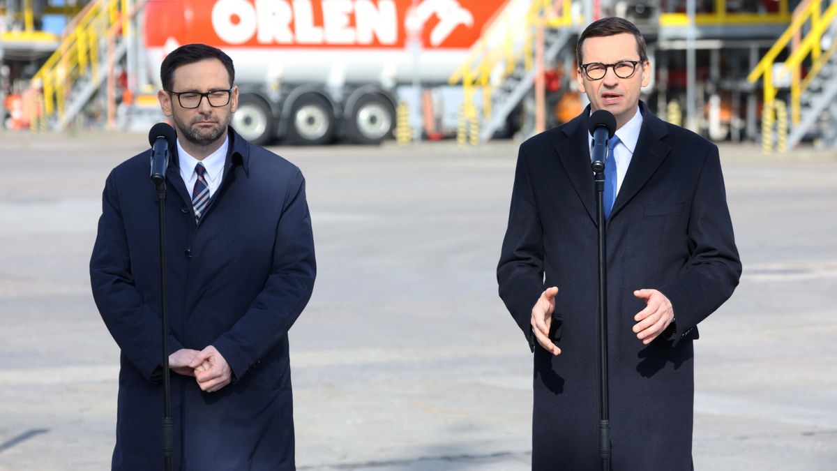 Konferencja premiera w bazie magazynowej PKN OrlenFot. Pawel Wodzynski/East News, Mosciska k. Warszawy, 30.03.2022. Baza magazynowa PKN Orlen S.A. w Mosciskach.  Konferencja prasowa premiera Mateusza Morawieckiego (P) z udzialem minister klimatu i srodowiska Anny Moskwy oraz prezesa PKN Orlen Daniela Obajtka (L).Pawel Wodzynski