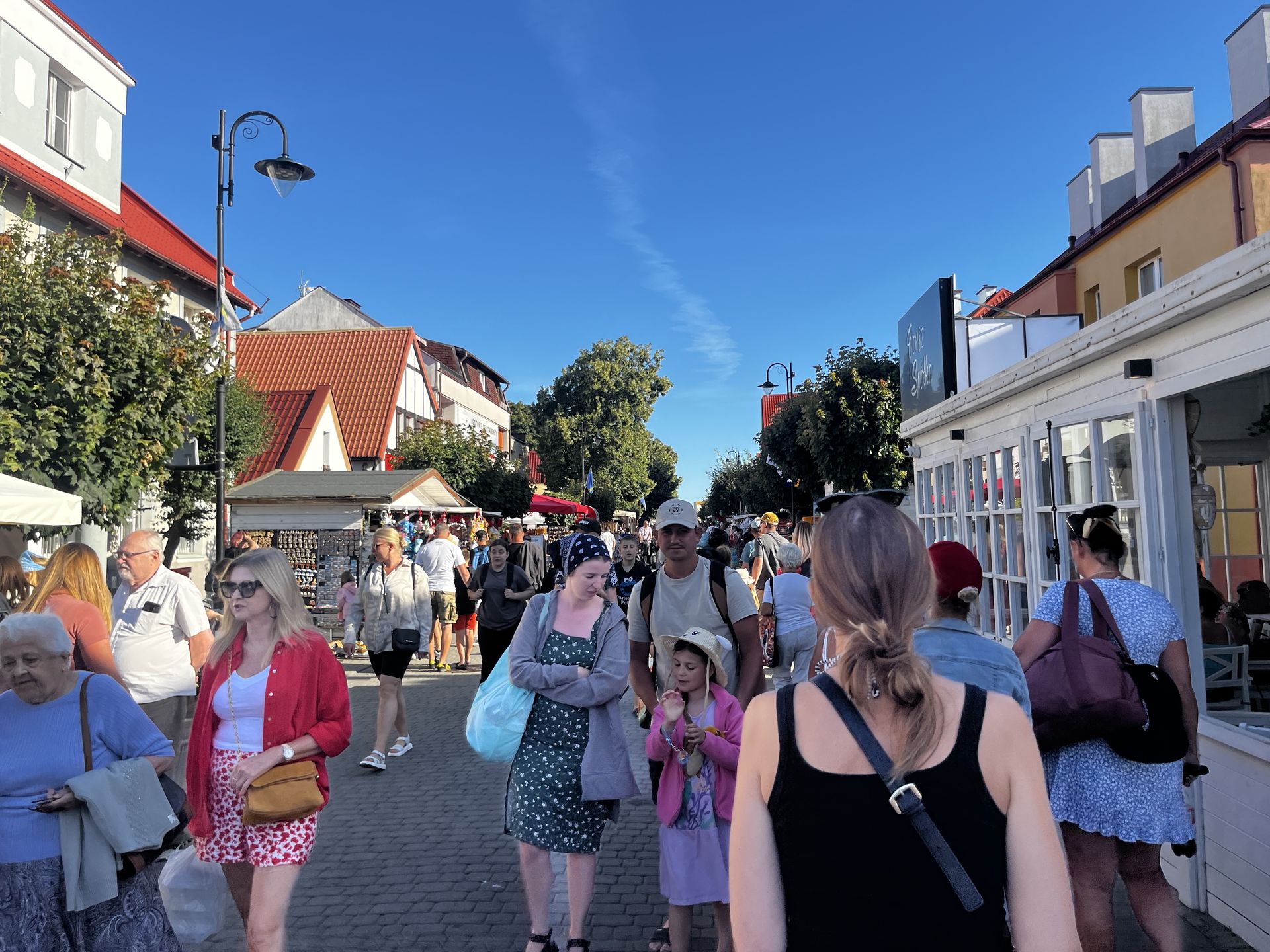 Tłumy na głównej ulicy w Helu