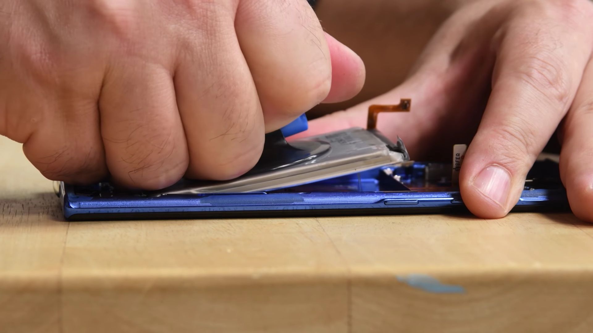 Budżetowe samsungi będą klejone. Koreańczycy żegnają się z taśmą 2