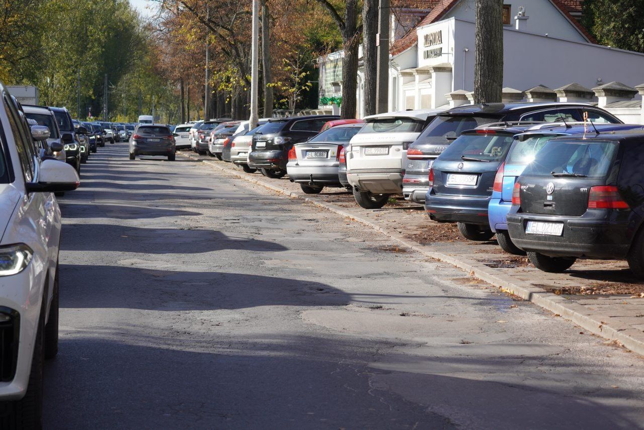 W okolicy cmentarzy już jest duży ruch, jednak to dopiero przedsmak tego, co będzie się tu działo 1 listopada