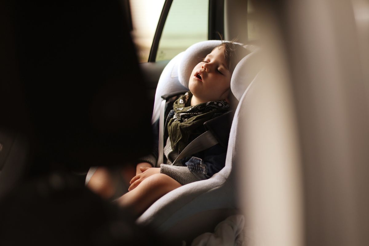 Dziecko w samochodzie. Zdjęcie ilustracyjne