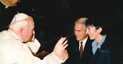 Szokujące zdjęcie. Jeffrey Epstein i Ghislaine Maxwell błogosławieni przez Jana Pawła II