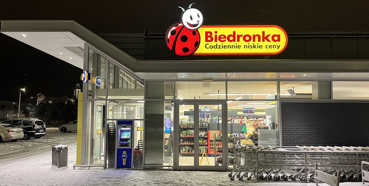 Biedronka doliczy nową opłatę. Zmiana dotknie niemal każdego klienta
