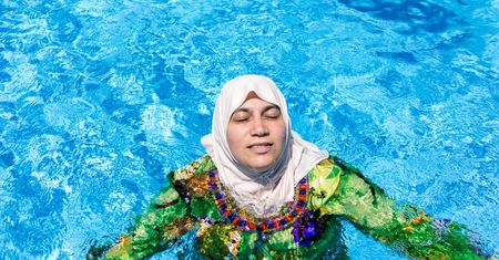 Burza we Francji. Chodzi o noszenie burkini na basenach