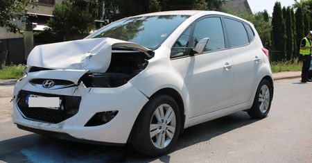 Czołowe zderzenie toyoty i hyundaia. 18-latek stracił prawo jazdy