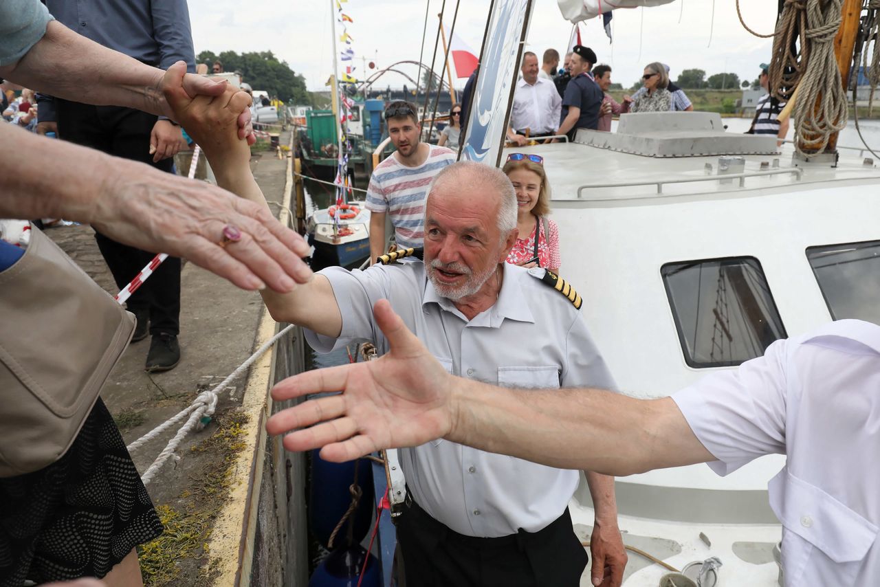 Warszawa. Kapitan jachtu pełnomorskiego Waldemar Rzeźnicki podczas chrztu statku na Kanale Żerańskim