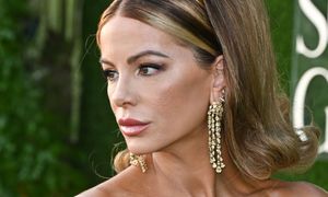 Te zdjęcia wywołały falę komentarzy. 52- letnia Kate Beckinsale pozuje w mini i niebotycznych butach