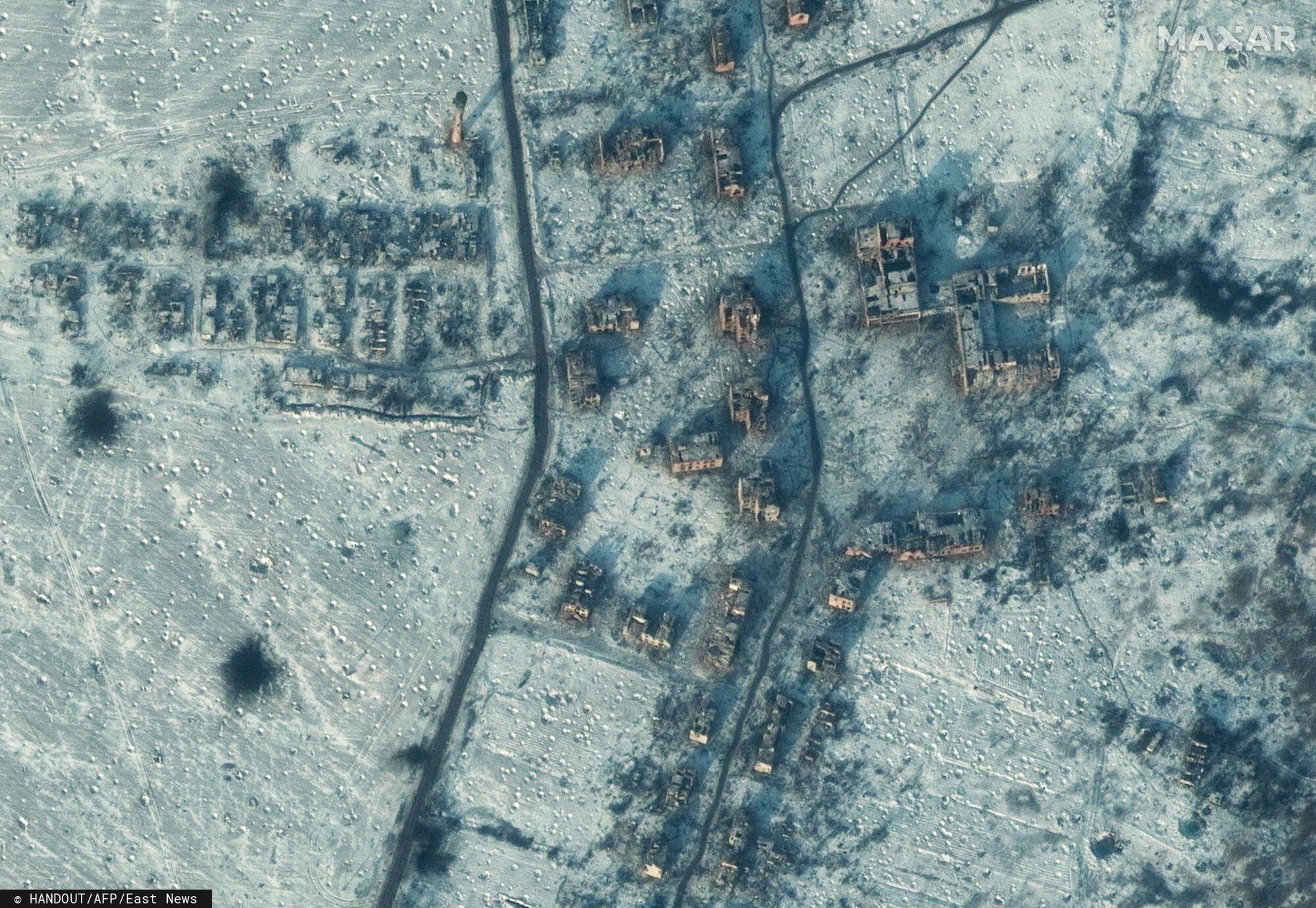 Ci??kie walki o miasto Sołedar we wschodniej Ukrainie
This handout satellite image taken and released on January 11, 2023 by Maxar Technologies shows the the destroyed schools and buildings in southern Soledar, near Bakhmut in eastern Ukraine. - Ukrainian President Volodymyr Zelensky said on January 11 fighting was still raging in a key eastern frontline city that a Russian mercenary group earlier said it controlled. The fate of Soledar in eastern Ukraine was uncertain after Russian group Wagner claimed it controlled the gateway town -- but the Kremlin cautioned against declaring victory prematurely. (Photo by Handout / Satellite image �2022 Maxar Technologies / AFP) / RESTRICTED TO EDITORIAL USE - MANDATORY CREDIT "AFP PHOTO / Satellite image �2022 Maxar Technologies" - NO MARKETING NO ADVERTISING CAMPAIGNS - DISTRIBUTED AS A SERVICE TO CLIENTS
HANDOUT