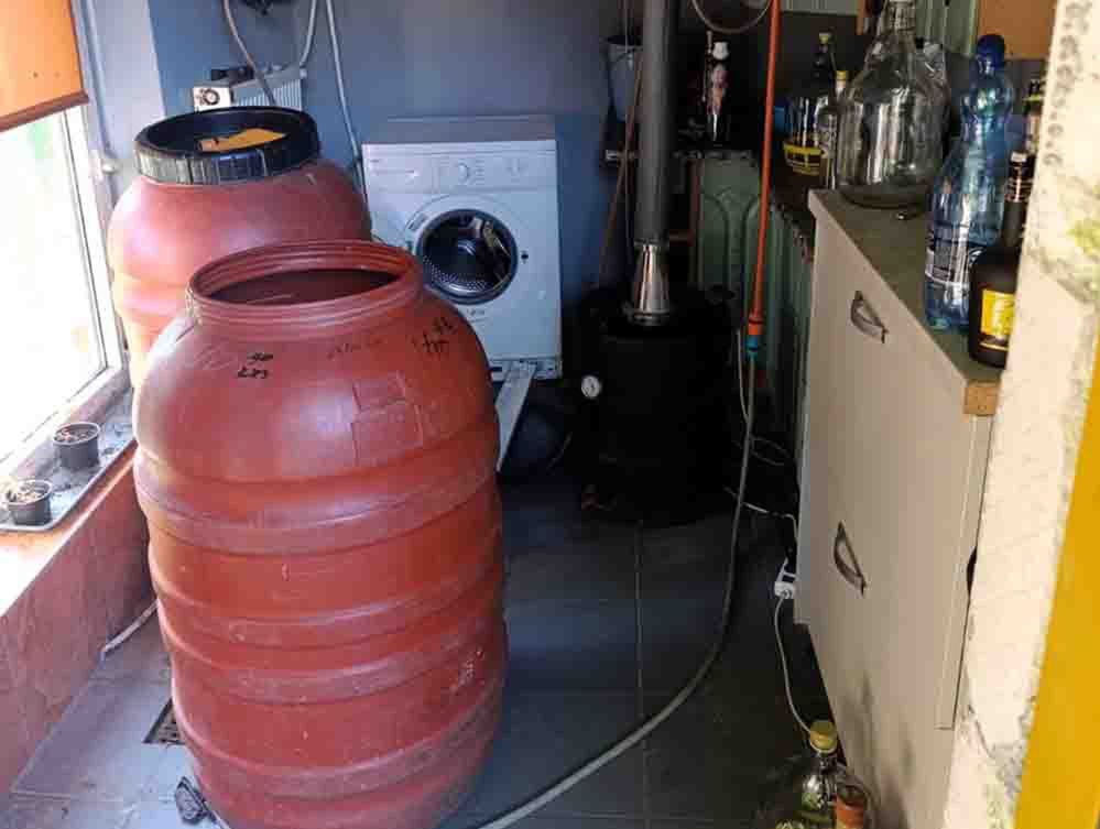 Złotów: Produkował w domu alkohol. Grozi mu teraz kara do 3 lat więzienia