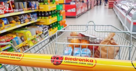 Proszą o to przy kasie w Biedronce. Wielu Polaków popełnia ten błąd