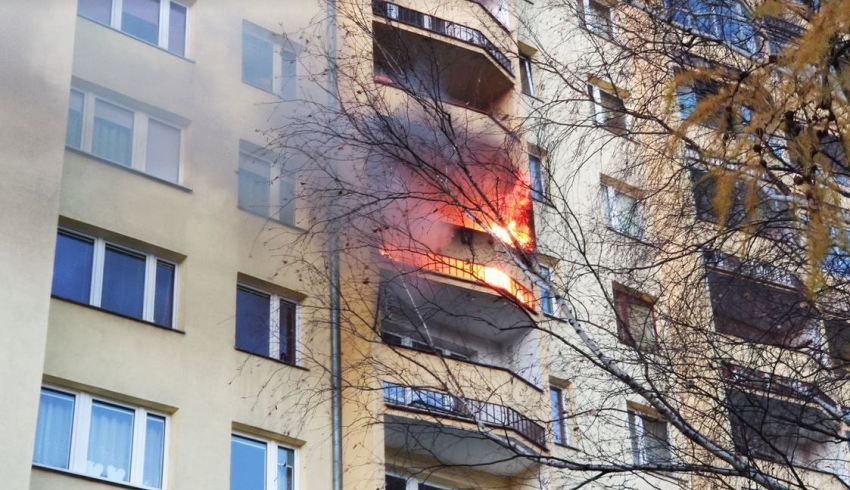 Pożar mieszkania w Krakowie. Mieszkańcy ruszyli z pomocą fot: CowKrakowie.pl