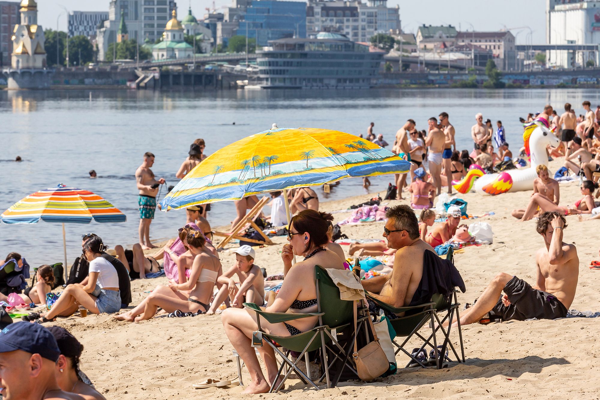 Kijów wraca do życia. Miejska plaża, ulice i bulwary pełne ludzi 1