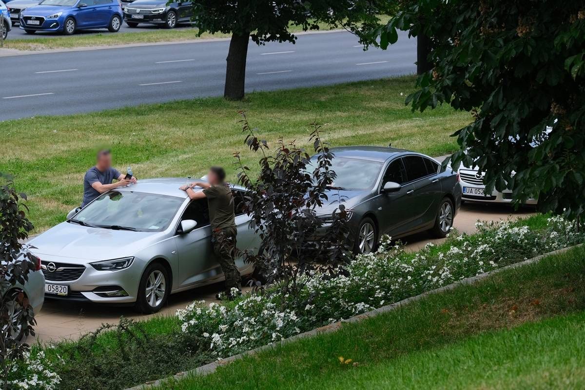 Samochody zaparkowane na chodniku pod Zamkiem