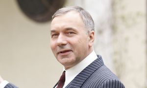 Nie zaprasza żony i córki na premiery. "One są takie nieprawdziwe"