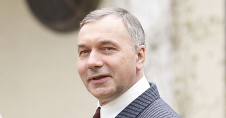 Nie zaprasza żony i córki na premiery. "One są takie nieprawdziwe"