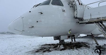 Samolot LOT wypadł z pasa. Pasażer: wpadliśmy w poślizg