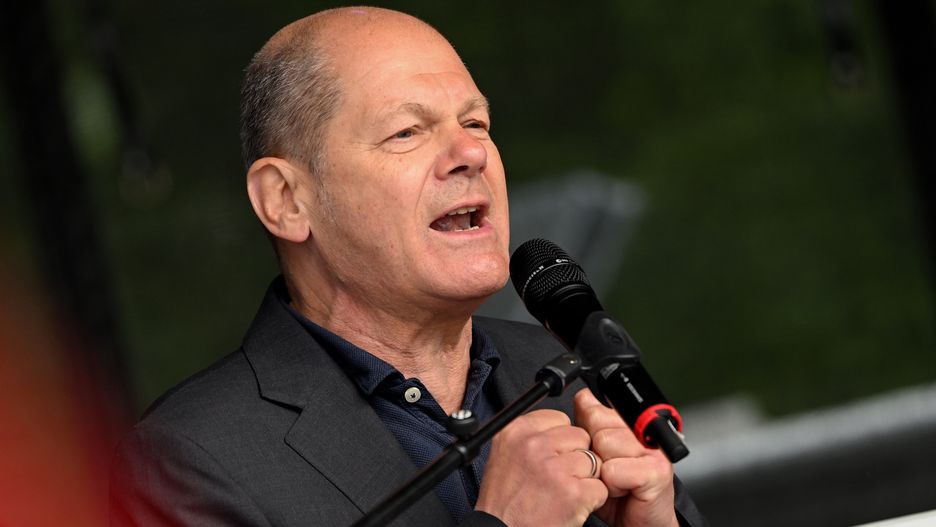 German Chancellor Olaf Scholz delivers a speech during a Labor Day rally organized by the German Trade Union Confederation (DGB) to mark International Workers Day in Dusseldorf, Germany, 01 May 2022. Labor Day or May Day is observed all over the world on the first day of May to celebrate the economic and social achievements of workers and fight for labourers rights. EPA/SASCHA STEINBACH Dostawca: PAP/EPA.