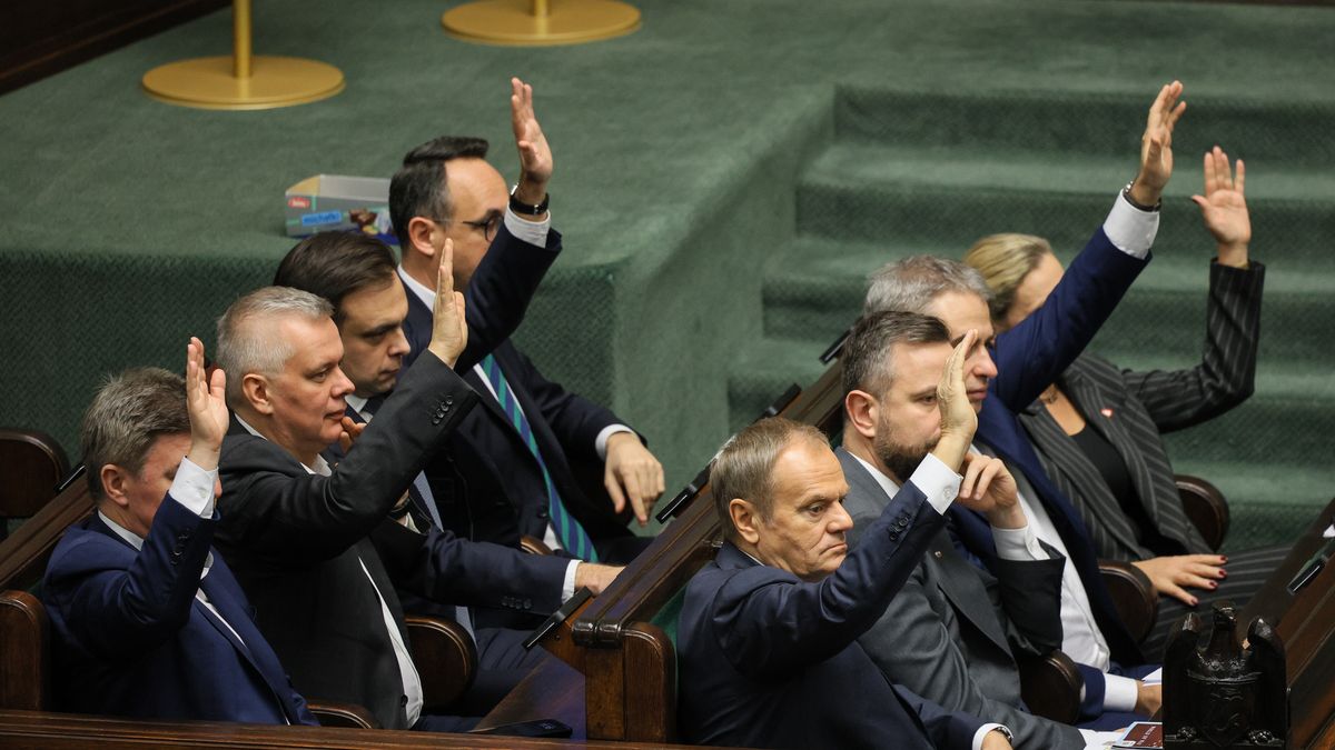 Warszawa, 06.12.2024. W ławach rządowych: premier Donald Tusk, wicepremier, minister obrony narodowej Władysław Kosiniak-Kamysz, wicepremier, minister cyfryzacji Krzysztof Gawkowski, minister edukacji Barbara Nowacka; za nimi, od lewej: szef KPRM Jan Grabiec, minister spraw wewnętrznych i administracji Tomasz Siemoniak, minister finansów Andrzej Domański i minister infrastruktury Dariusz Klimczak głosują na sali obrad Sejmu w Warszawie, 6 bm. Sejm uchwalił budżet na 2025 r. z deficytem w wysokości 289 mld zł. (mr) PAP/Rafał Guz