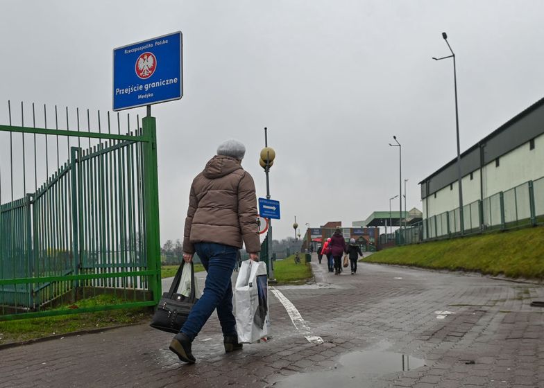 Na zdjęciu osoby z Ukrainy przekraczające polską granicę