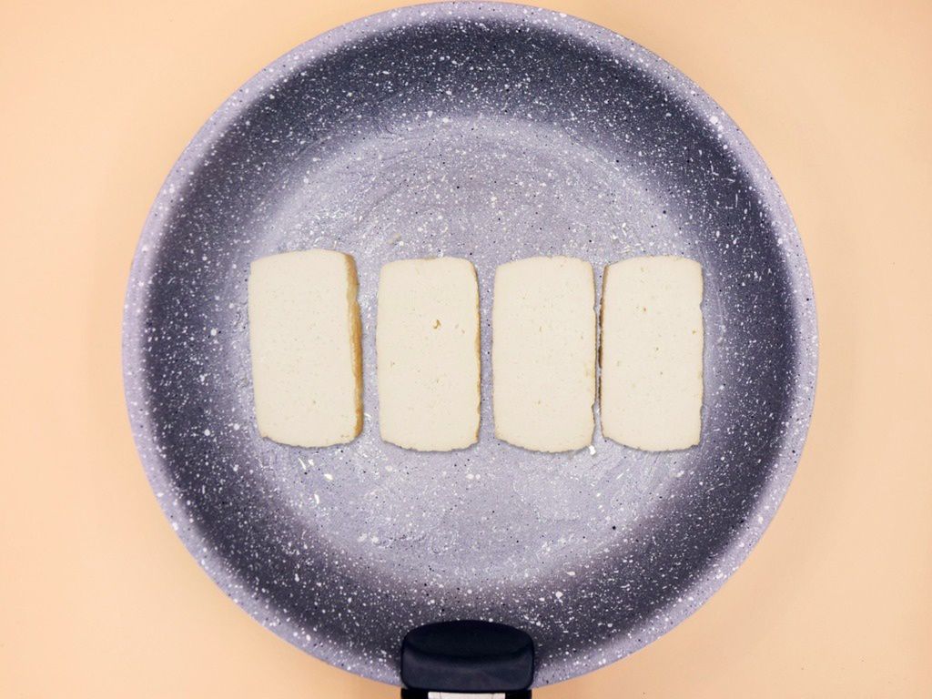 Tosty z tofu i sosem musztardowym z fasolą w pomidorach przepis