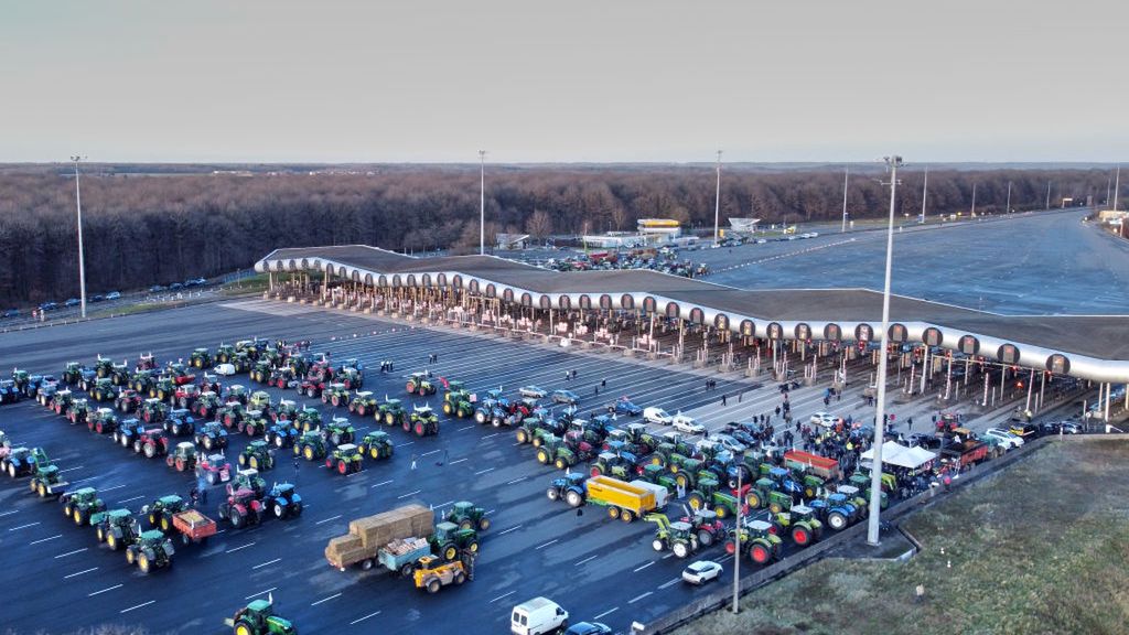 Rolnicy blokujący autostradę A10